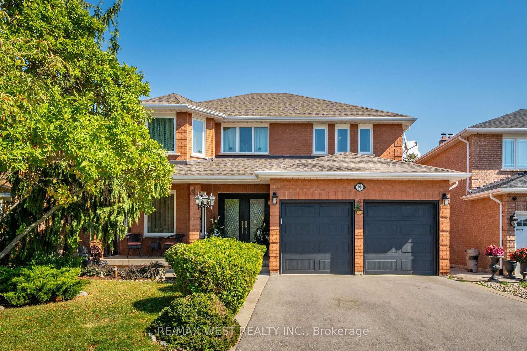 98 Arrowhead Drive, East Woodbridge, Vaughan photo number 2