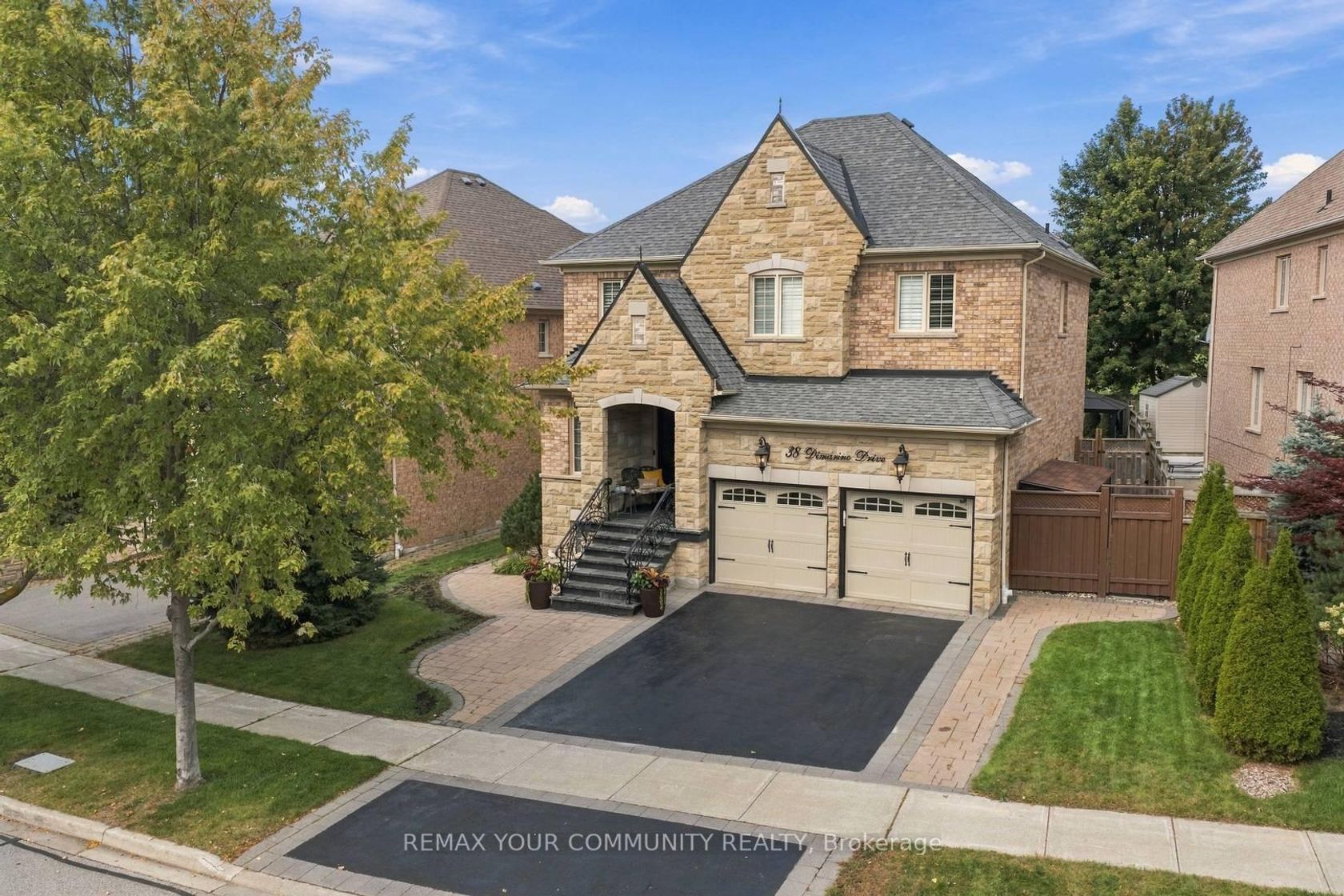 38 Dimarino Drive, Patterson, Vaughan photo number 2