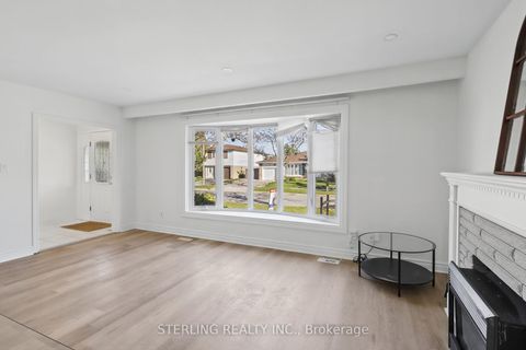 Photo 5 at 27 Oakmeadow Boulevard, Morningside, Toronto