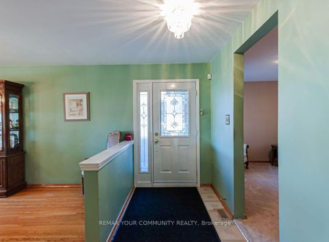 Photo 2 at 15 Valencia Crescent, Maple Leaf, Toronto