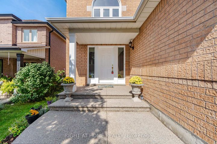 Photo 1 at 975 Mantle Crescent, East Credit, Mississauga