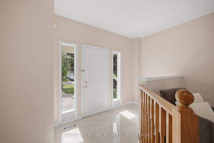 Photo 2 at 975 Mantle Crescent, East Credit, Mississauga