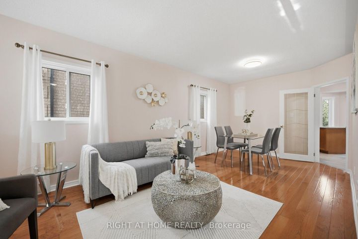 Photo 3 at 975 Mantle Crescent, East Credit, Mississauga