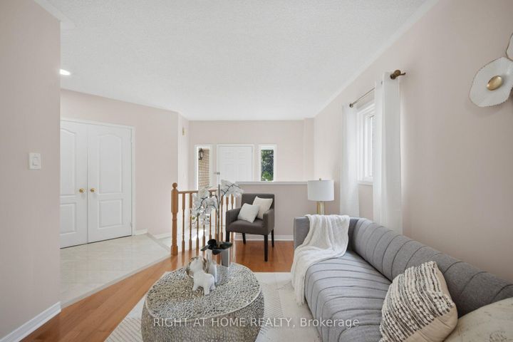 Photo 4 at 975 Mantle Crescent, East Credit, Mississauga