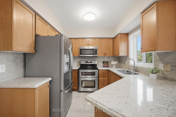 Photo 9 at 975 Mantle Crescent, East Credit, Mississauga