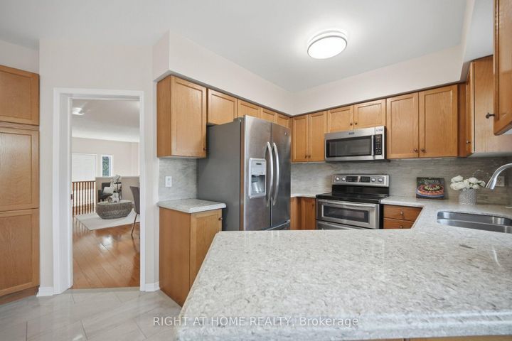 Photo 10 at 975 Mantle Crescent, East Credit, Mississauga