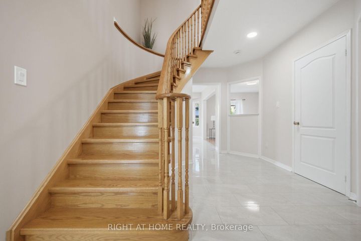 Photo 17 at 975 Mantle Crescent, East Credit, Mississauga