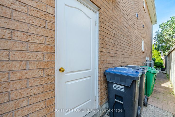 Photo 35 at 975 Mantle Crescent, East Credit, Mississauga