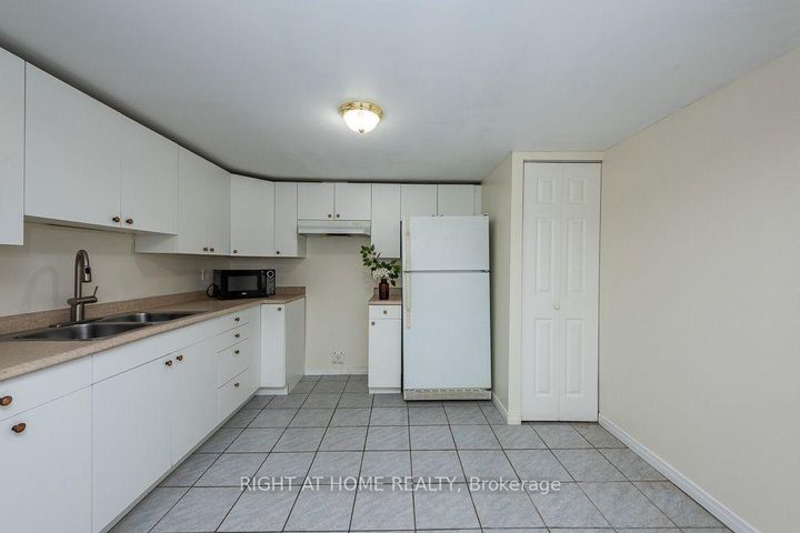 Photo 38 at 975 Mantle Crescent, East Credit, Mississauga