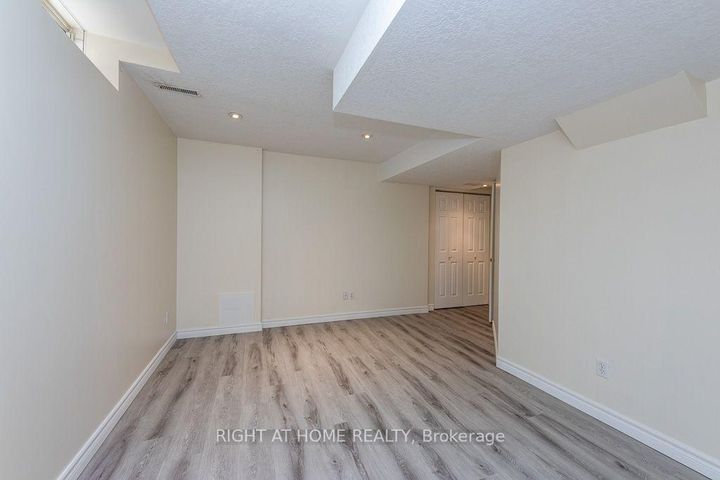 Photo 40 at 975 Mantle Crescent, East Credit, Mississauga