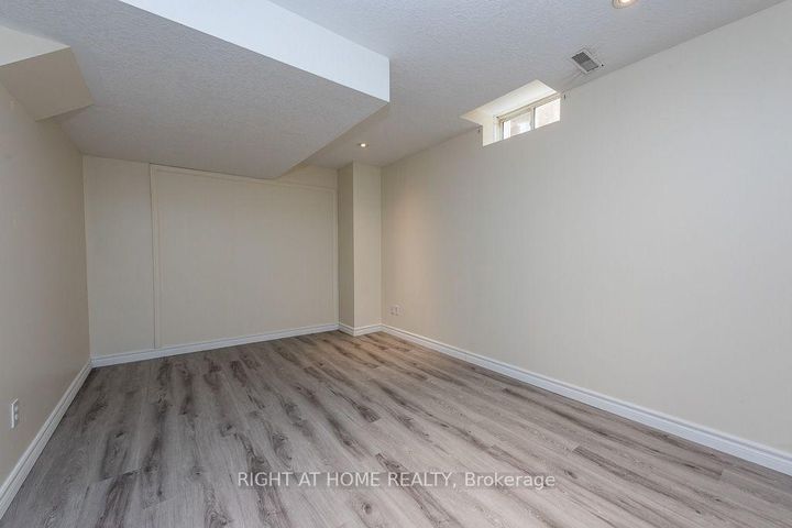 Photo 41 at 975 Mantle Crescent, East Credit, Mississauga