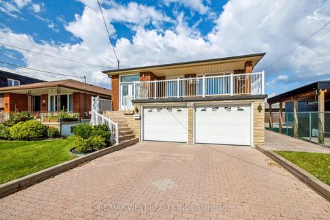 Photo 2 at 254 Maple Leaf Drive, Rustic, Toronto