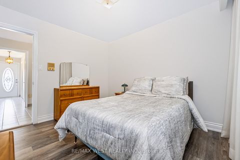 Photo 13 at 254 Maple Leaf Drive, Rustic, Toronto