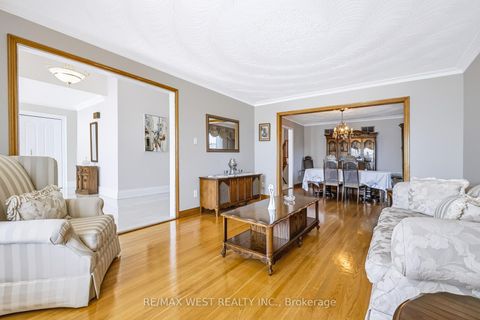 Photo 18 at 254 Maple Leaf Drive, Rustic, Toronto