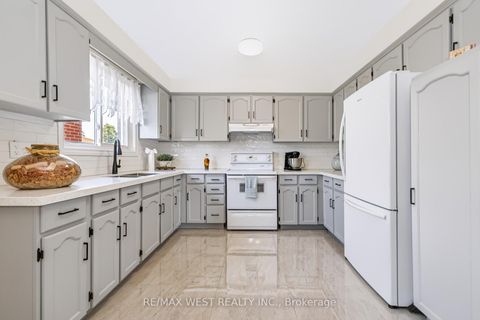 Photo 29 at 254 Maple Leaf Drive, Rustic, Toronto
