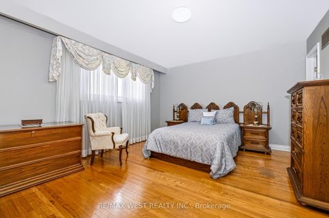 Photo 31 at 254 Maple Leaf Drive, Rustic, Toronto
