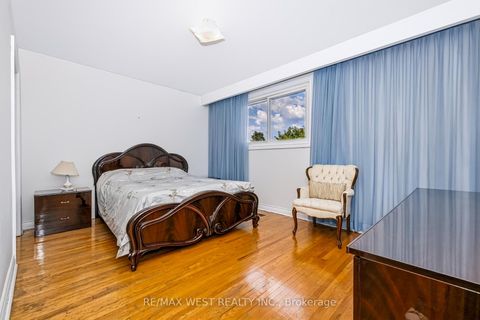 Photo 33 at 254 Maple Leaf Drive, Rustic, Toronto