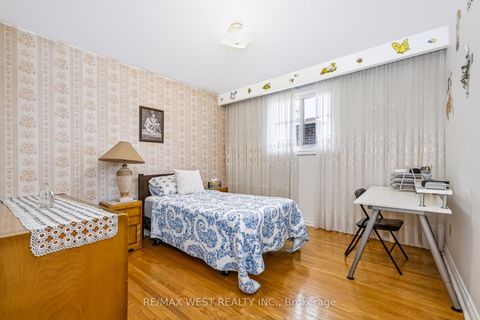 Photo 34 at 254 Maple Leaf Drive, Rustic, Toronto