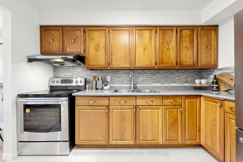 Photo 13 at 42 Pepper Vine Way, Bayview Village, Toronto