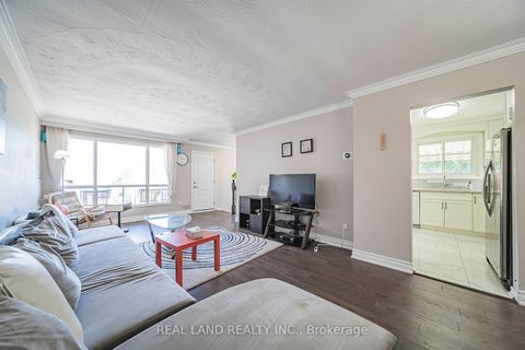 Photo 12 at 37 Pawnee Avenue, Pleasant View, Toronto