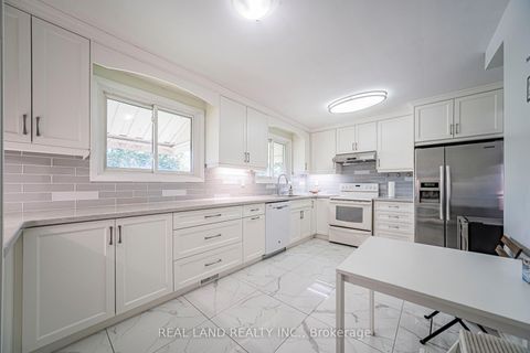 Photo 18 at 37 Pawnee Avenue, Pleasant View, Toronto