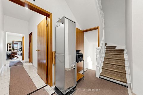 Photo 5 at 198 McCaul Street, Chinatown, Toronto