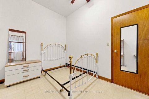 Photo 11 at 198 McCaul Street, Chinatown, Toronto