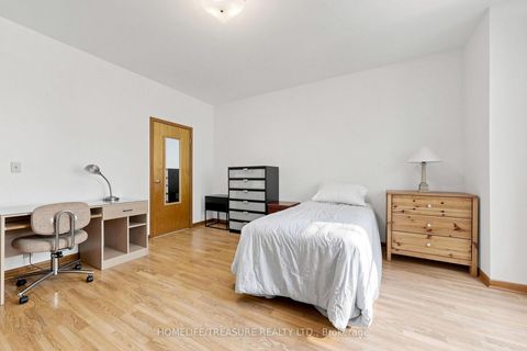 Photo 13 at 198 McCaul Street, Chinatown, Toronto