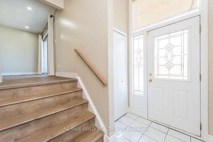Photo 2 at 7283 Sigsbee Drive, Malton, Mississauga