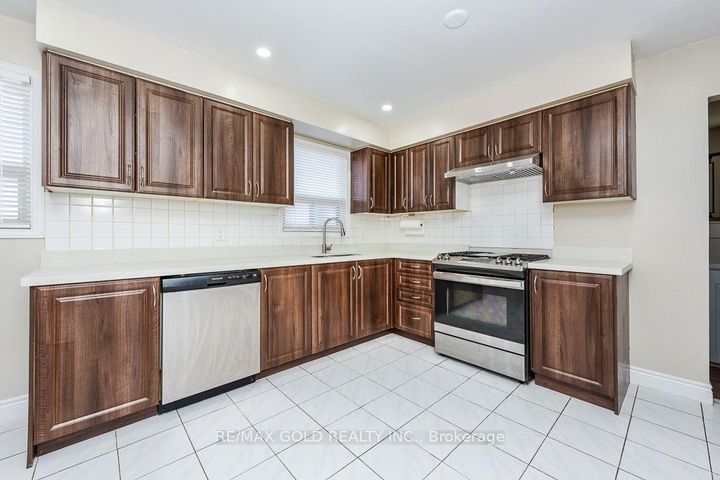 Photo 4 at 7283 Sigsbee Drive, Malton, Mississauga