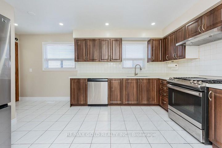 Photo 5 at 7283 Sigsbee Drive, Malton, Mississauga