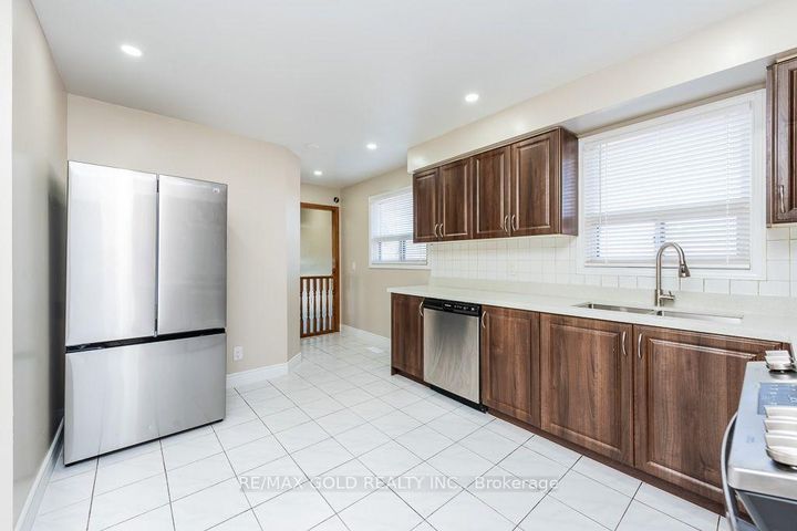 Photo 6 at 7283 Sigsbee Drive, Malton, Mississauga