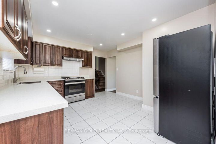 Photo 7 at 7283 Sigsbee Drive, Malton, Mississauga