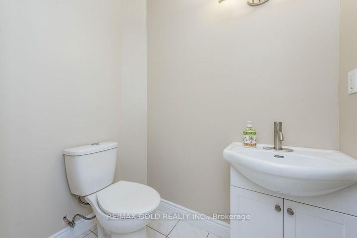 Photo 11 at 7283 Sigsbee Drive, Malton, Mississauga