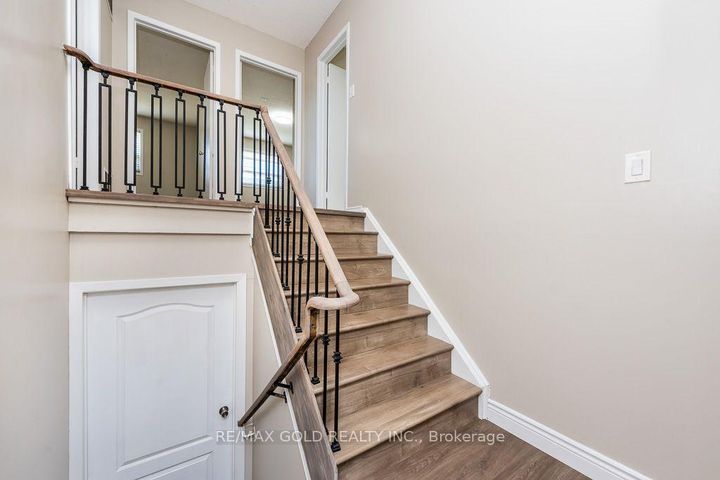 Photo 12 at 7283 Sigsbee Drive, Malton, Mississauga