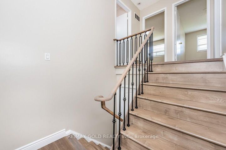 Photo 13 at 7283 Sigsbee Drive, Malton, Mississauga