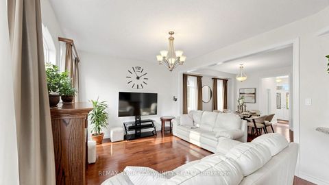 Photo 3 at 6 Homerton Avenue, Oak Ridges, Richmond Hill