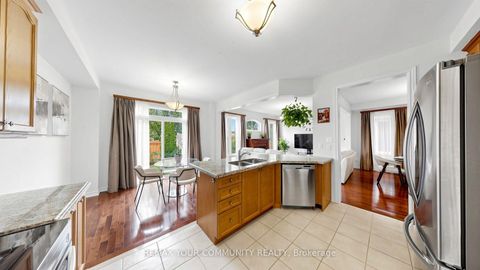 Photo 7 at 6 Homerton Avenue, Oak Ridges, Richmond Hill