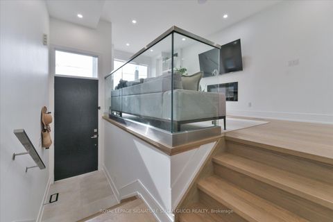 Photo 3 at 7A Everett Crescent, Lumsden, Toronto