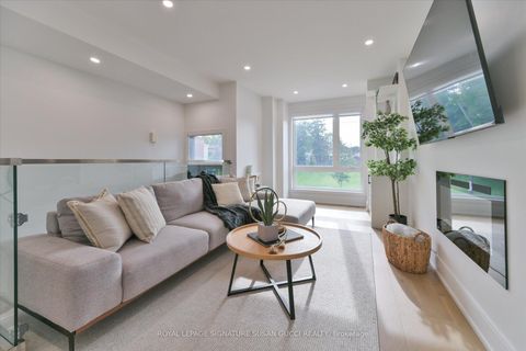 Photo 4 at 7A Everett Crescent, Lumsden, Toronto