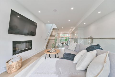 Photo 5 at 7A Everett Crescent, Lumsden, Toronto