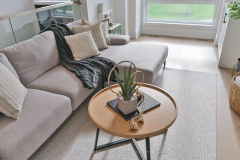 Photo 6 at 7A Everett Crescent, Lumsden, Toronto