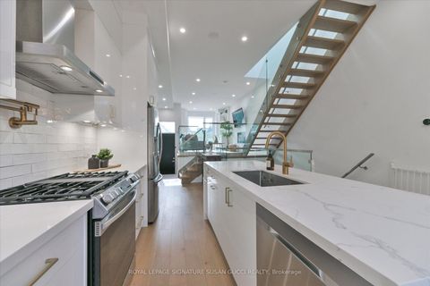 Photo 9 at 7A Everett Crescent, Lumsden, Toronto