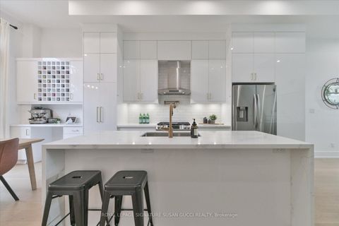 Photo 10 at 7A Everett Crescent, Lumsden, Toronto