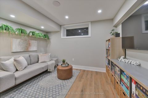 Photo 27 at 7A Everett Crescent, Lumsden, Toronto