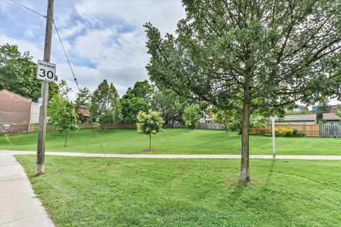 Photo 35 at 7A Everett Crescent, Lumsden, Toronto