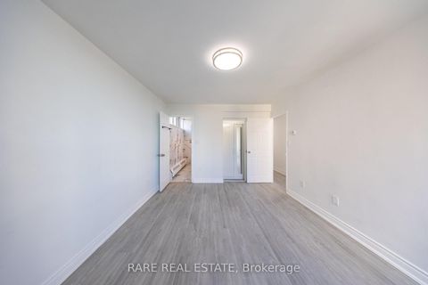 Photo 3 at 914 - 60 Pavane Linkway, Flemingdon Park, Toronto