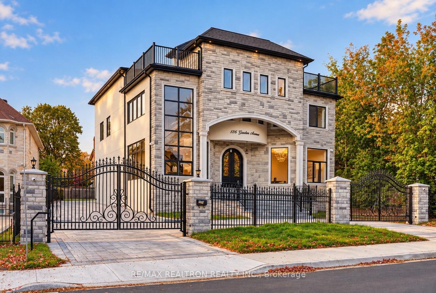 126 Garden Avenue, South Richvale, Richmond Hill photo number 2
