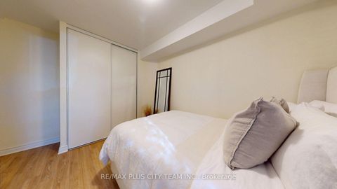 Photo 16 at 123 - 77 Maitland Place, South St. James Town, Toronto