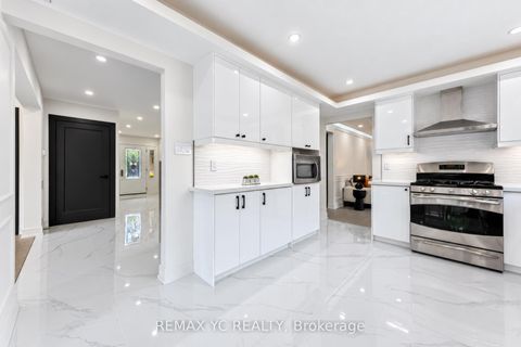 Photo 10 at 4 Simmons Crescent, Aurora Highlands, Aurora